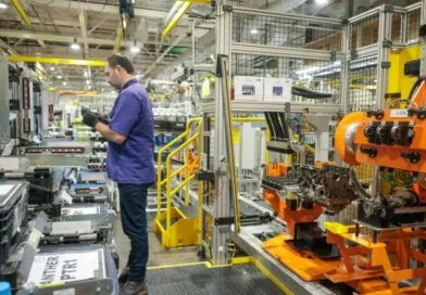 La economía cayó en marzo por primera vez en casi un año