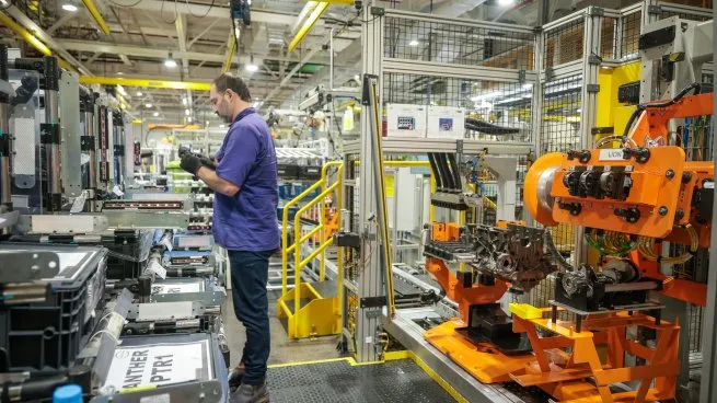 La economía cayó en marzo por primera vez en casi un año