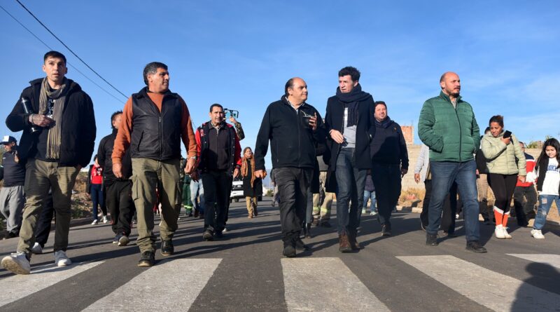 Gustavo inauguró obras de asfalto, agua y cloacas que benefician a más de 700 familias en el Norte de la Capital 