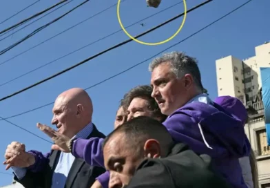 La foto del piedrazo a la caravana de Milei y la dura reacción de Adorni: «Podrían haber matado a cualquiera»