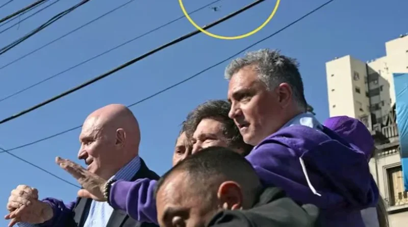 La foto del piedrazo a la caravana de Milei y la dura reacción de Adorni: «Podrían haber matado a cualquiera»
