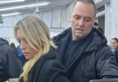 Adorni se refirió a la polémica por el viaje de su esposa en el avión presidencial: «No creo que me vuelva a acompañar»