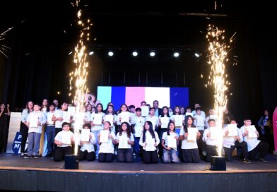 Gustavo entregó más de 200 certificados de la Universidad de Cambridge a alumnos y docentes municipale