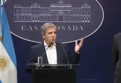 Manuel Adorni y Luis Caputo le pasaron la motosierra a 211 programas gubernamentales por un total de $2,3 billones