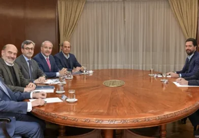 Luis Caputo recibió a la UIA: coincidieron en la necesidad de bajar impuestos y los industriales pidieron frenar embargos de ARCA