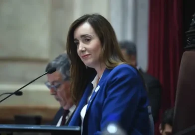 Villarruel acusó a Adorni de estar «peleado con los valores de Belgrano»