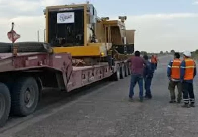 Circular con precaución por el paso de maquinaria minera en Ruta 40