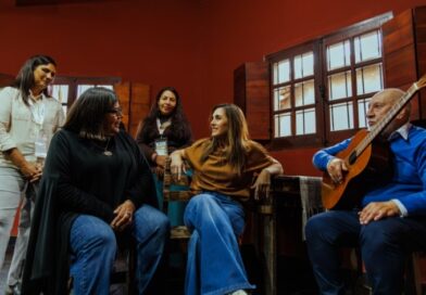 Soledad Pastorutti sorprendió a las artesanas catamarqueñas con una emotiva visita a la Casa de la Puna
