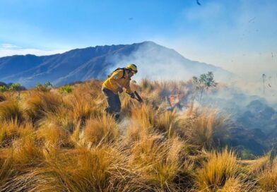 El incendio forestal en Aconquija ya consumió 100 hectáreas