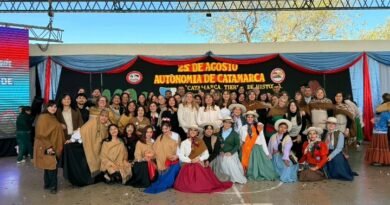 El Sistema Educativo Municipal conmemoró los 205 años de la Autonomía de Catamarca con un emotivo acto central