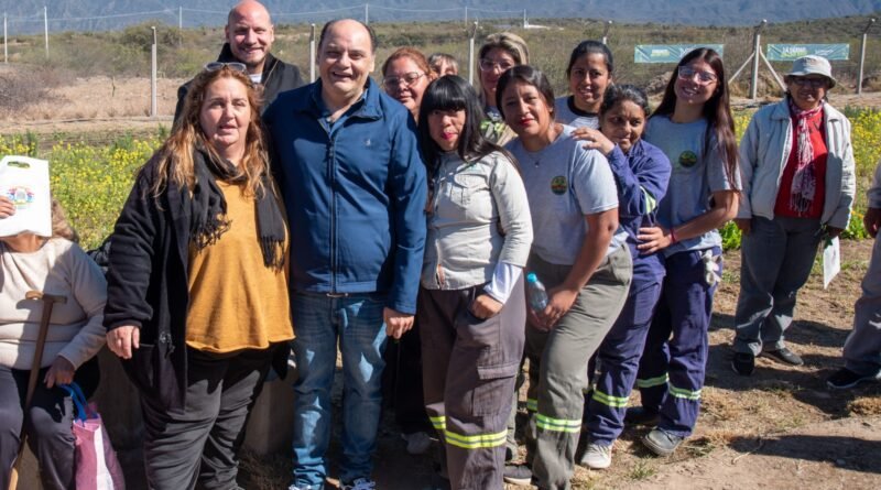 Gustavo puso en valor la huerta urbana y terapéutica en Valle Chico