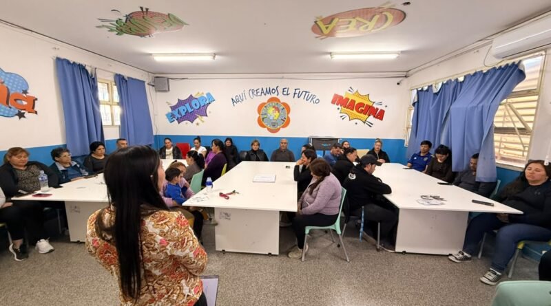 La Escuela Municipal «Gustavo Gabriel Levene» realizó un encuentro con familias sobre los vínculos en la adolescencia