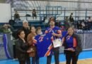 Homenajearon al profesor Carlos Arrosas durante un partido del Torneo de Básquet infantil