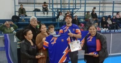Homenajearon al profesor Carlos Arrosas durante un partido del Torneo de Básquet infantil